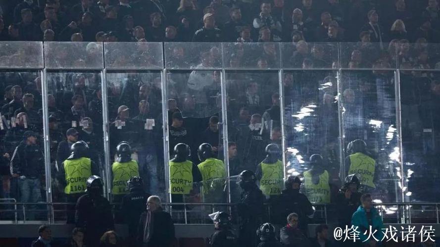 每体:约千名法兰克福球迷无票试图进场遭制止 每体:约千名法兰克福球迷无票试图进场遭制止
