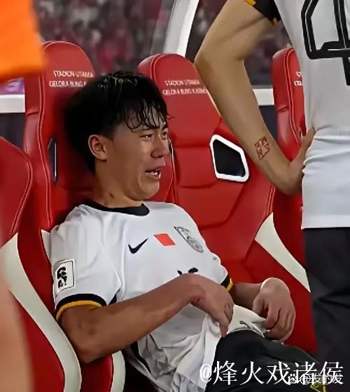 “什琴斯尼透露在更衣室抽烟，并安慰巴萨小将”